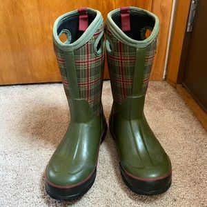 Excellent pre owned condition.Bogs Waterproof Winter Boots. youth size 4.